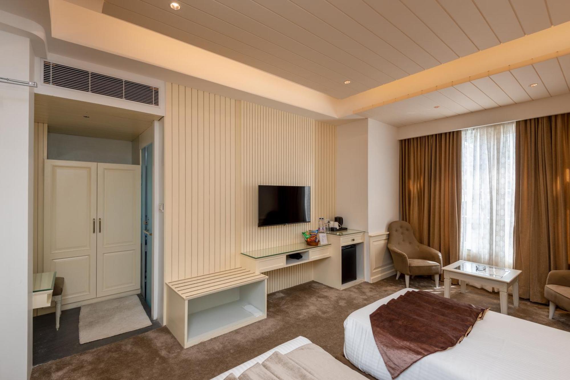 Hotel Grand Boulevard Durgjan Esterno foto
