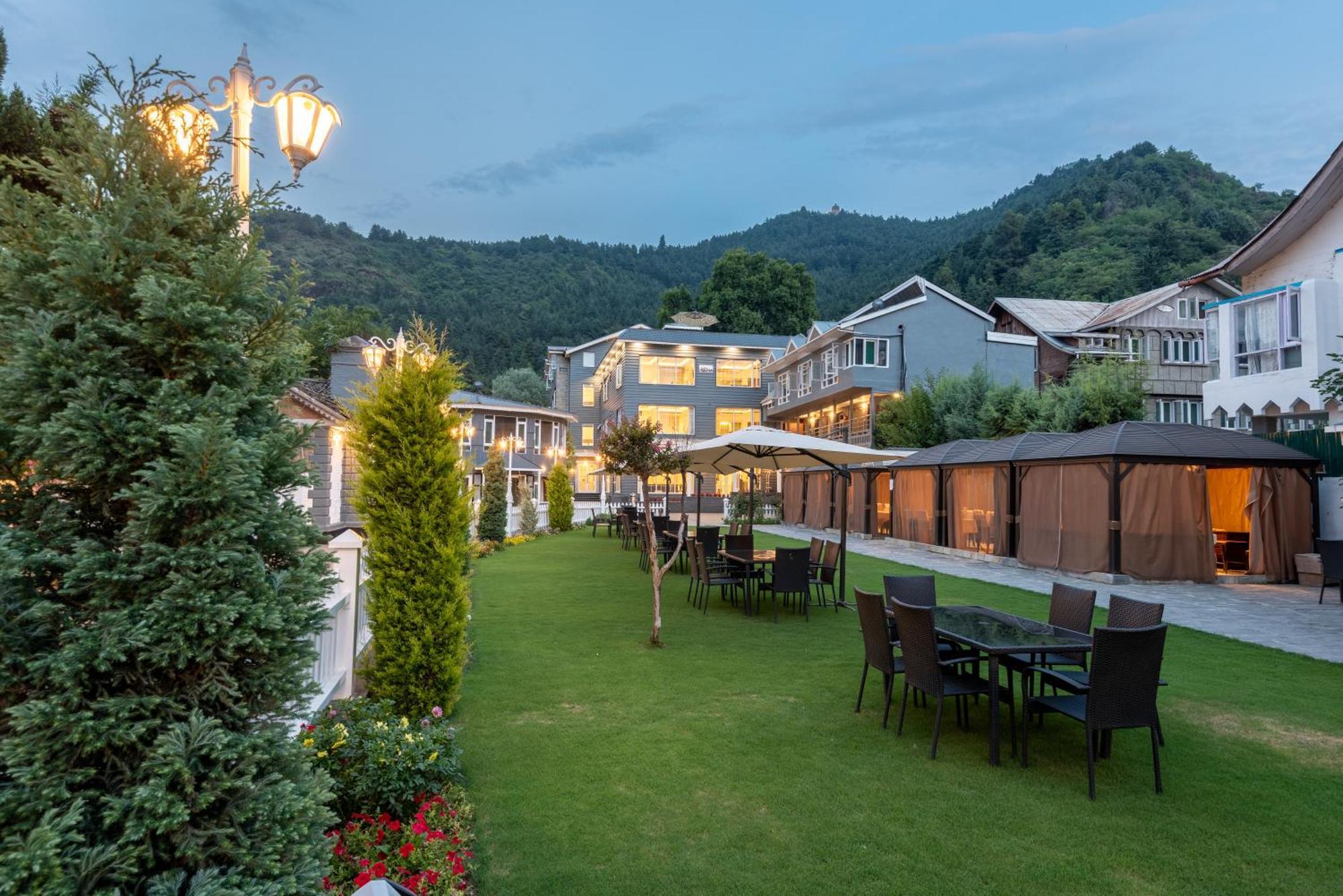 Hotel Grand Boulevard Durgjan Esterno foto