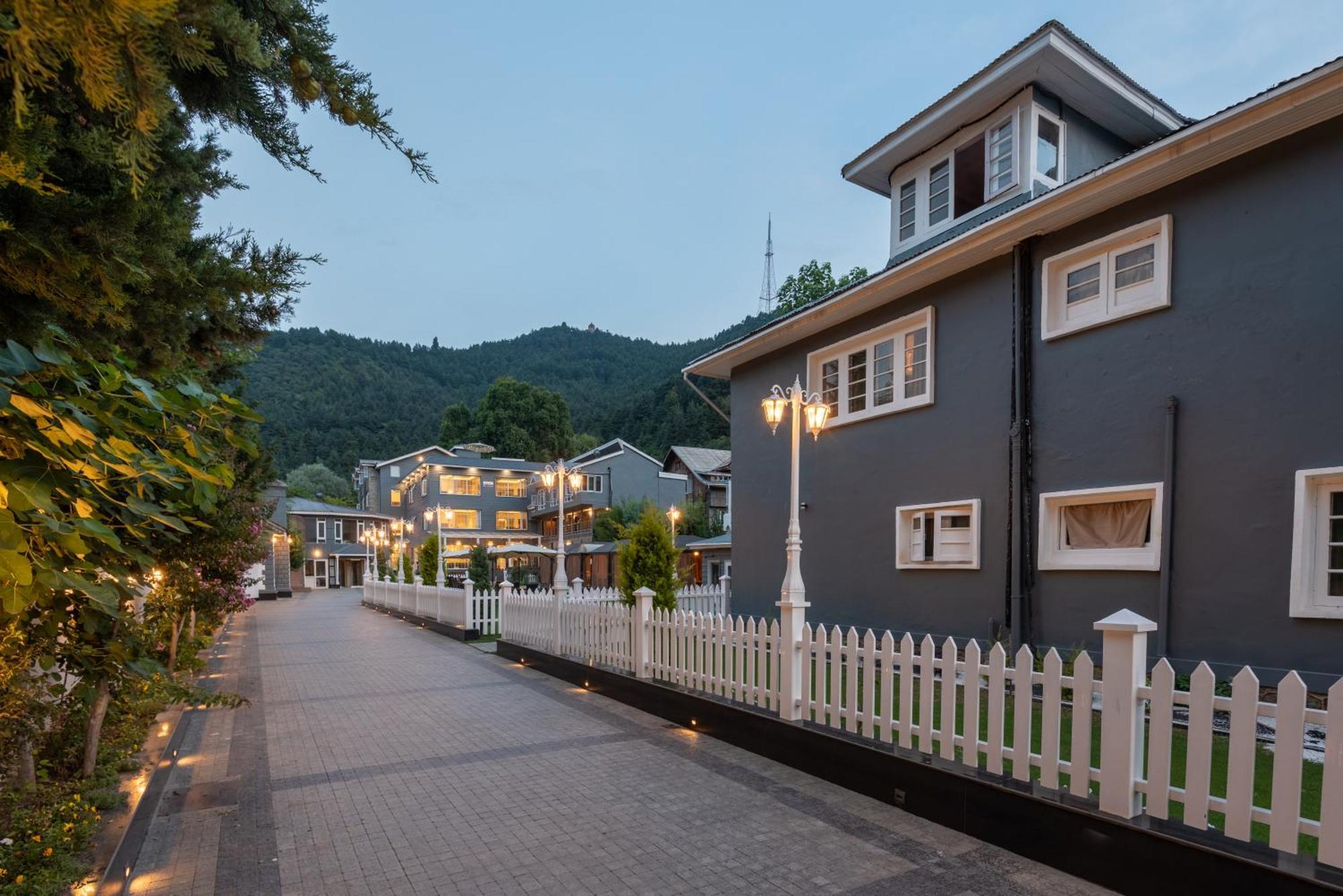 Hotel Grand Boulevard Durgjan Esterno foto