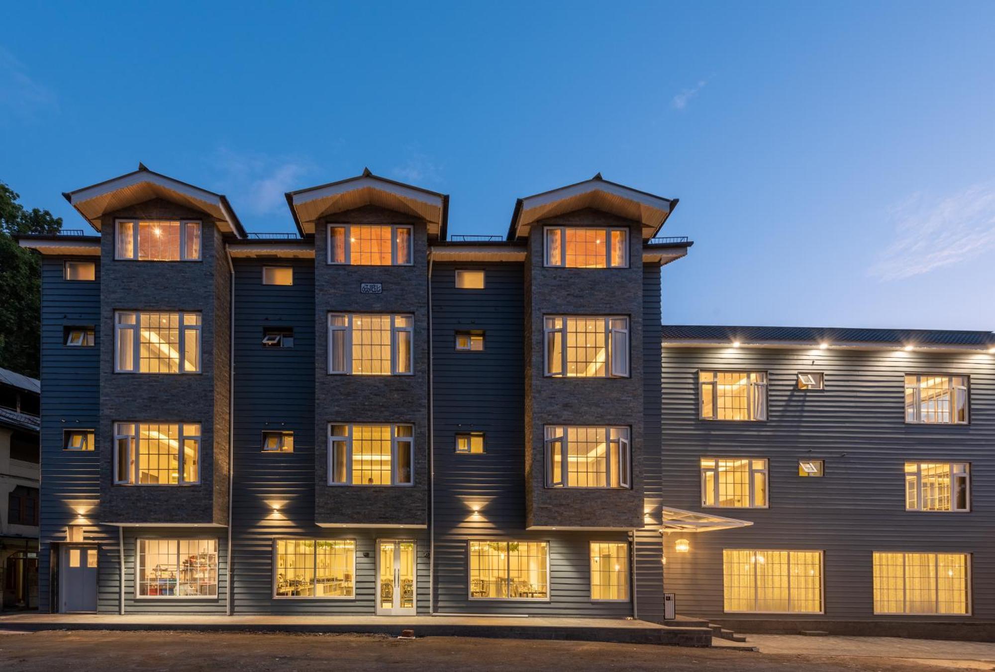 Hotel Grand Boulevard Durgjan Esterno foto