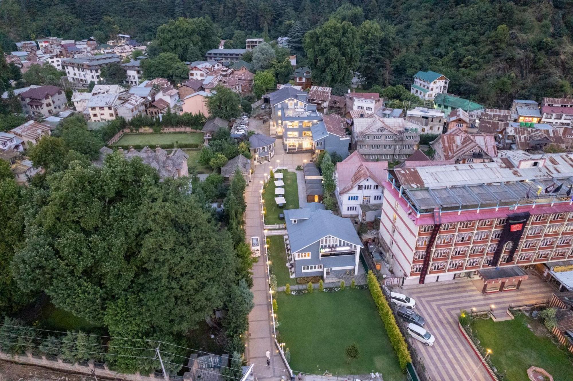 Hotel Grand Boulevard Durgjan Esterno foto